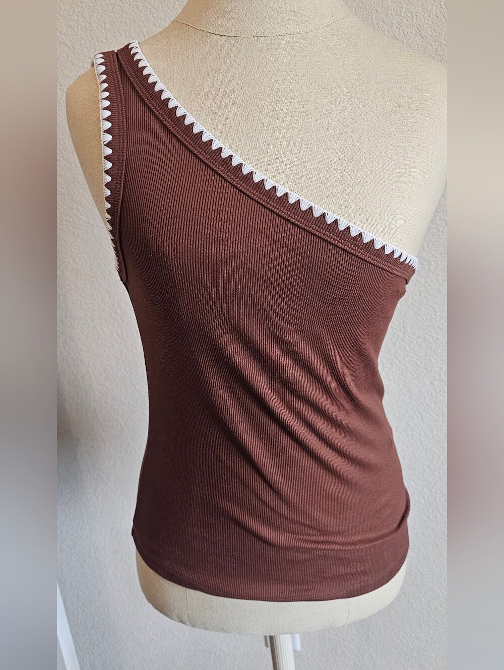 NWT OLD NAVY One Shoulder Contrast Trim Tank Top Womens Medium Brown/white